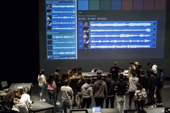La participación estudiantil en la tercera edición de los Talleres Antropoloops en el Teatro Central de Sevilla.