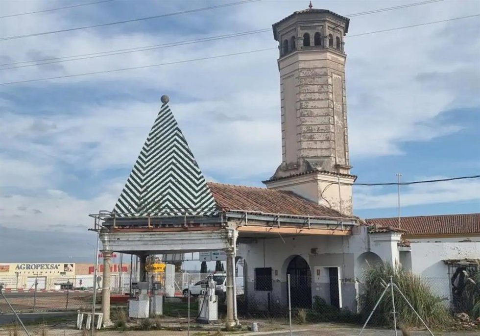 Archivo - Antigua gasolinera de Cepansa en Mérida