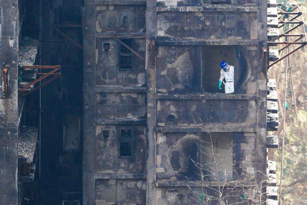 Imagen de archivo del fuerte incendio registrado en un complejo de rascacielos de Hong Kong. 