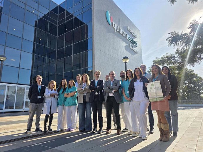 Una representación del equipo asistencial y de gestión del Hospital Quirónsalud Málaga, con el Dr. Tomás Urda, director gerente, en el centro, con la Certificación Excelente de la ACSA.