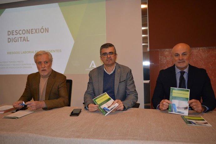 El delegado de Empleo de la Junta en Granada, Javier Martín, en el centro en la imagen