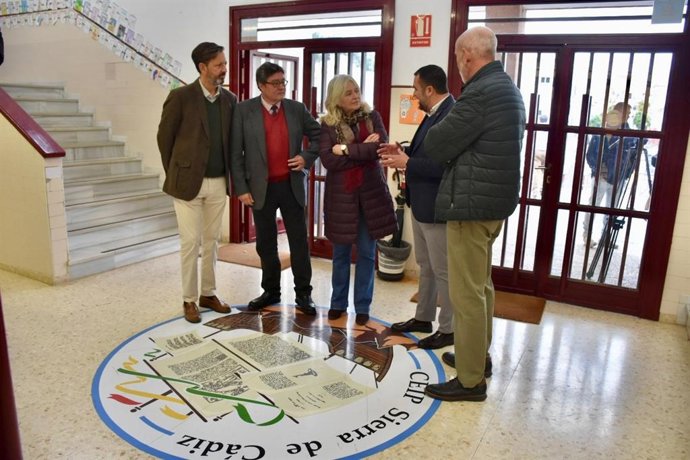 La delegada de la Junta de Andalucía en la provincia de Cádiz, Mercedes Colombo, durante una visita al Colegio Público Sierra de Cádiz en Algar.