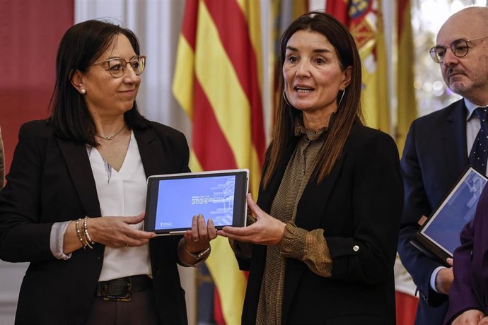 Archivo - La presidenta de Les Corts de Valencia, Llanos Massó (i), recibe de la consellera de Hacienda y Economía, Ruth Merino (c), el proyecto de Ley de Presupuestos 2025, en Les Corts, a 20 de marzo de 2025, en Valencia