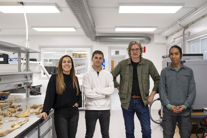 Maitane Tirapu (osteoarqueóloga), Íñigo Portela (investigador y responsable de la excavación arqueológica), Javier Armendáriz (profesor) y José Luis Urrutia (arqueólogo colaborador en la investigación), en el Laboratorio de Arqueología de la UPNA.