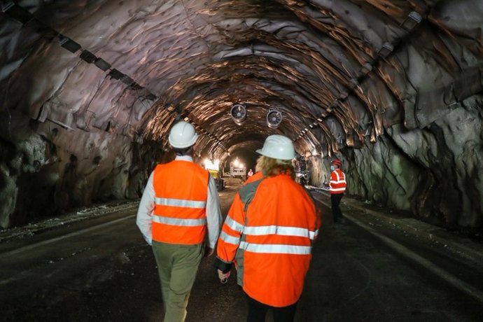 Archivo - El diputado general de Gipuzkoa, Markel Olano, y la diputada foral Aintzane Oiarbide en las obras del túnel de Belabieta