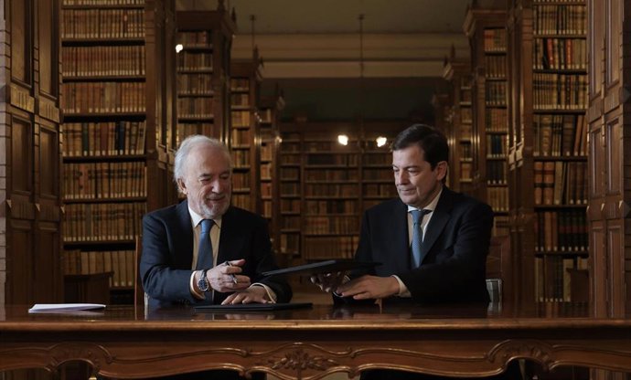 El presidente de la Junta de Castilla y León, Alfonso Fernández Mañueco, y el director de la Real Academia Española (RAE) y presidente de la Asociación de Academias de la Lengua Española (ASALE), Santiago Muñoz Machado
