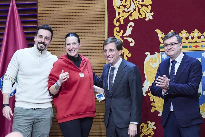 El alcalde de Madrid, José Luis Martínez-Almeida, en una entrega de llaves de viviendas