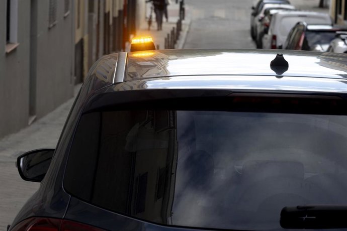 Baliza V16 de emergencia para vehículos, a 21 de noviembre de 2025, en Madrid (España). La baliza V16 conectada será obligatoria a partir del 1 de enero de 2026 para señalizar averías o situaciones de emergencia en carretera, en sustitución de los triángu
