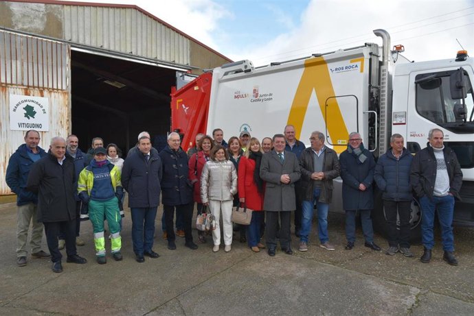 El consejero de la Presidencia, Luis Miguel González Gago, durante la presentación de un camión de recogida de residuos en Vitigudino (Salamanca).