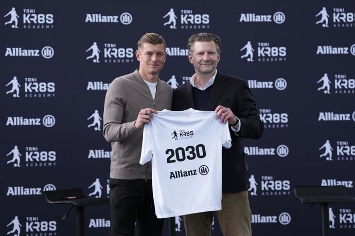 Toni Kroos, fundador de la Academia que lleva su nombre, y Veit Stutz, CEO de Allianz España.