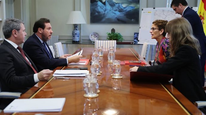 Reunión entre la presidenta Chivite y el ministro Puente.