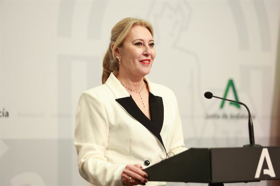 La consejera de Economía, Hacienda, Fondos Europeos y Diálogo Social de la Junta de Andalucía y portavoz del Gobierno, Carolina España, interviene en la rueda de prensa posterior a la reunión semanal del Consejo de Gobierno. A 2 de diciembre de 2025, en