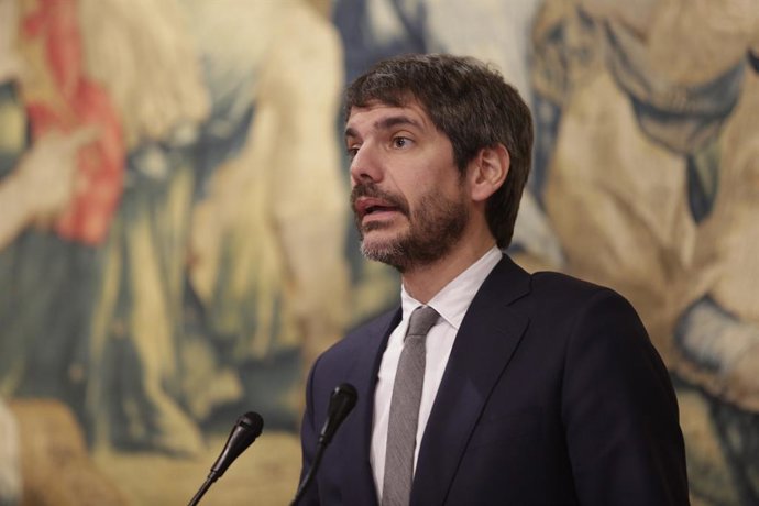 El ministro de Cultura, Ernert Urtasun, durante una rueda de prensa tras su reunión en el Palacio de los Condes de Luna, a 26 de noviembre de 2025, en León, Castilla y León (España). El Teatro Emperador lleva casi dos décadas cerrado y degradado, convirti