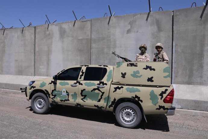 Archivo - April 23, 2025, Taybad, Razavi Khorasan, Iran: A view of the zero-border zone between Iran and Afghanistan. In response to increasing security challenges and concerns over illegal crossings, the Iranian government has initiated the construction 