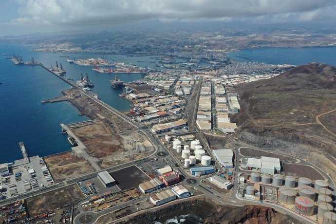 Panorámica en la que aparece la Zona Franca de Gran Canaria en primer término y, a continuación, una parte del Puerto de la Luz y Las Palmas, así como el resto de la ciudad de Las Palmas de Gran Canaria.
