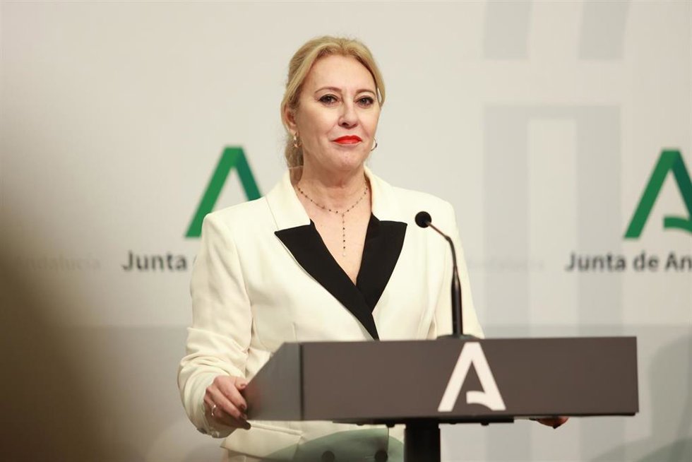 La consejera de Economía, Hacienda, Fondos Europeos y Diálogo Social de la Junta de Andalucía y portavoz del Gobierno, Carolina España, interviene en la rueda de prensa posterior a la reunión semanal del Consejo de Gobierno. A 2 de diciembre de 2025, en