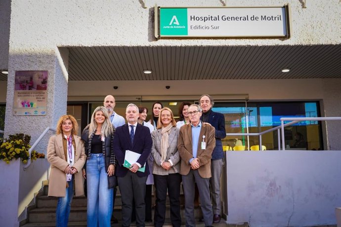Visita del viceconsejero de Sanidad, Nicolás Navarro, en el centro en primer término junto a la alcaldesa de Motril, Luisa García Chamorro, a su izquierda, ante el Hospital Santa Ana