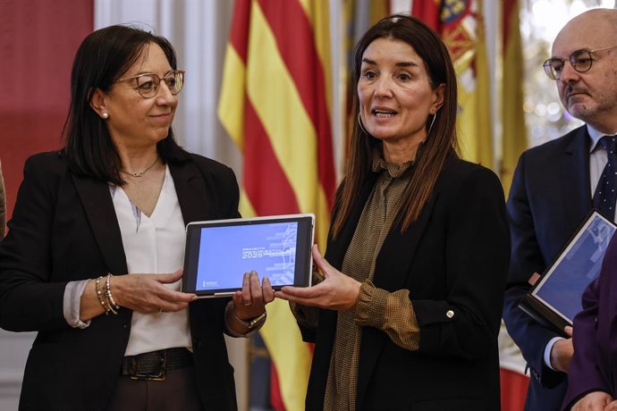 Archivo - Arxiu- La presidenta dels Corts de València, Llanos Massó (e), rep de la consellera d'Hisenda i Economia, Ruth Merino (c), el projecte de Llei de Pressupostos 2025, en Les Corts, a 20 de març del 2025, a València