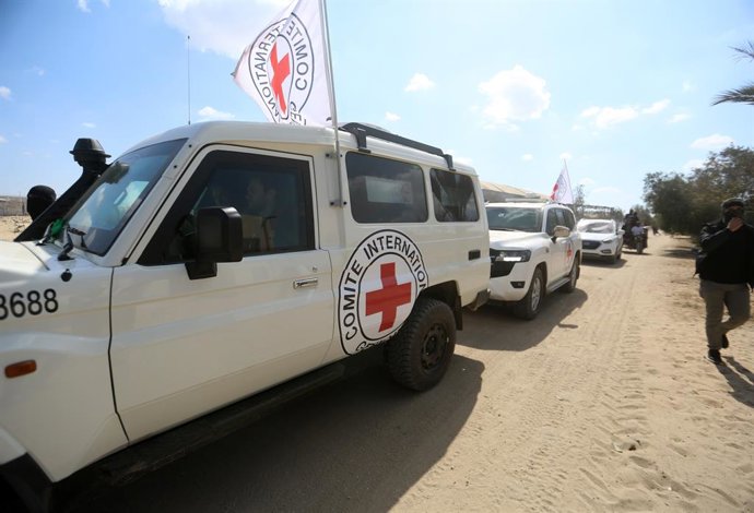 Archivo - October 13, 2025, Dair El-Balah, Gaza Strip, Palestinian Territory: Vehicles of the International Committee of the Red Cross (ICRC) leave with the second batch of released Israeli hostages released by Hamas in the south of Deir el-Balah in the c