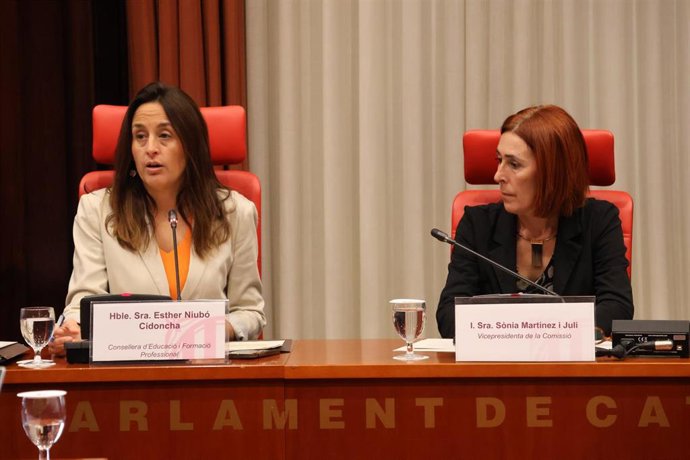 La consellera Esther Niubó en la Comisión de Educación y FP del Parlament