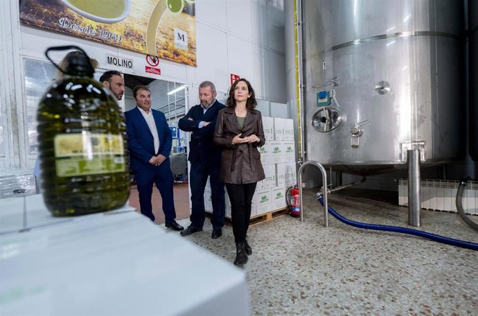 Archivo - (I-D) El presidente de la Unión Cooperativas de la CAM, Mariano García Patrón; y la presidenta de la Comunidad de Madrid, Isabel Díaz Ayuso, durante su visita a las instalaciones de Recespaña Sociedad Cooperativa