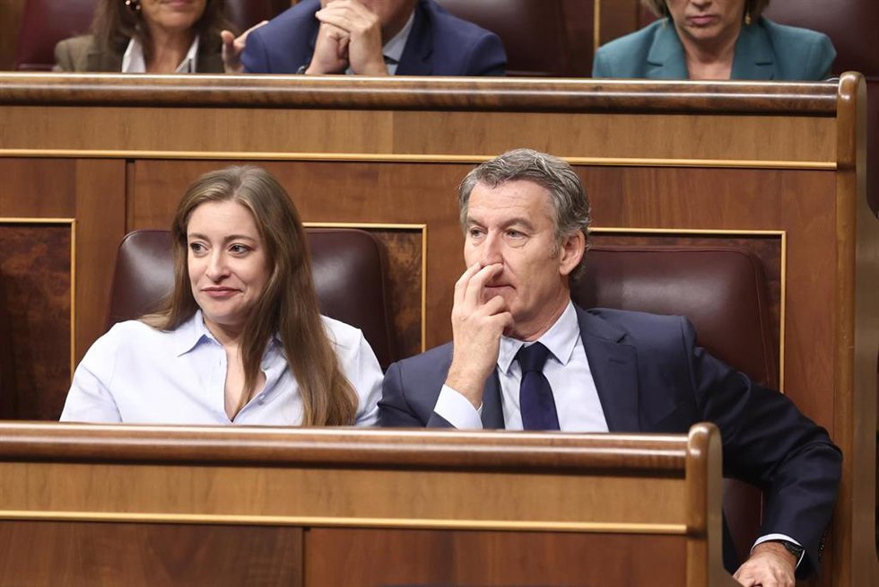 La portavoz del PP en el Congreso, Ester Muñoz, y el presidente del PP, Alberto Núñez Feijóo, durante una sesión de control al Gobierno, en el Congreso de los Diputados, a 19 de noviembre de 2025, en Madrid (España). El Gobierno se enfrenta a una nueva 