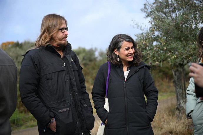 El secretario de Organización de Podemos, Pablo Fernández, acompaña a la candidata de Unidas por Extremadura, Irene de Miguel, durante un acto de la precampaña electoral.