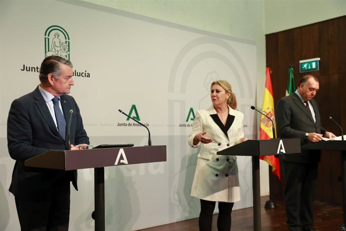 La consejera de Economía, Hacienda, Fondos Europeos y Diálogo Social  y portavoz del Gobierno, Carolina España, el consejero de Sanidad, Presidencia y Emergencias, Antonio Sanz, y el consejero de Turismo y Andalucía Exterior, Arturo Bernal