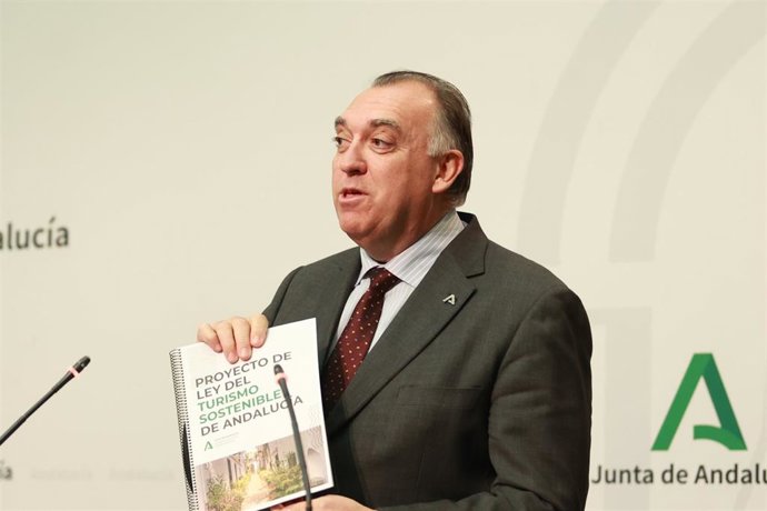 El consejero de Turismo y Andalucía Exterior, Arturo Bernal, interviene en la rueda de prensa posterior a la reunión semanal del Consejo de Gobierno de la Junta de Andalucía. A 2 de diciembre de 2025, en Sevilla (Andalucía, España). El Ejecutivo andaluz h