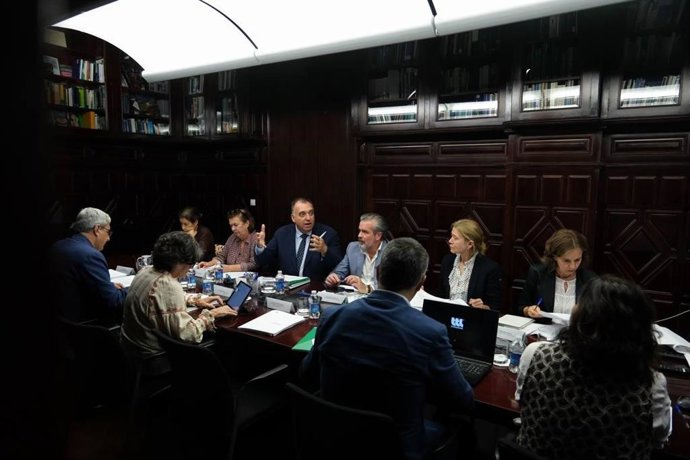 Archivo - Sesión plenaria del Consejo Andaluz de Turismo (CAT) en imagen de archivo.