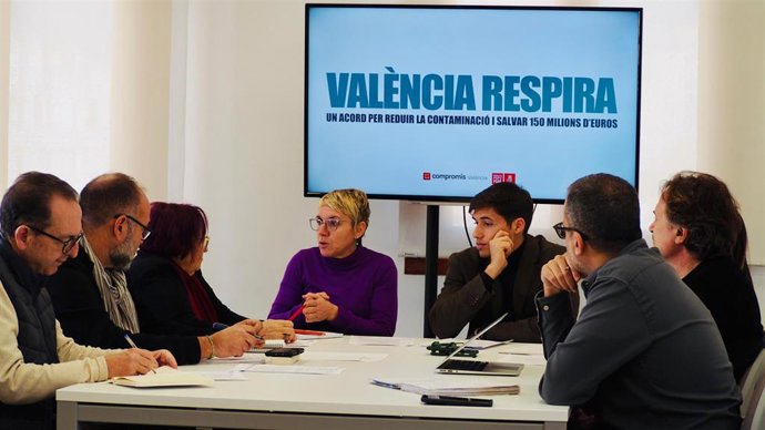 Imagen de la reunión sobre la ZBE entre la federación vecinal de València y los portavoces de Compromís, Papi Robles, y PSPV, Borja Sanjuan, en el ayuntamiento de la ciudad.