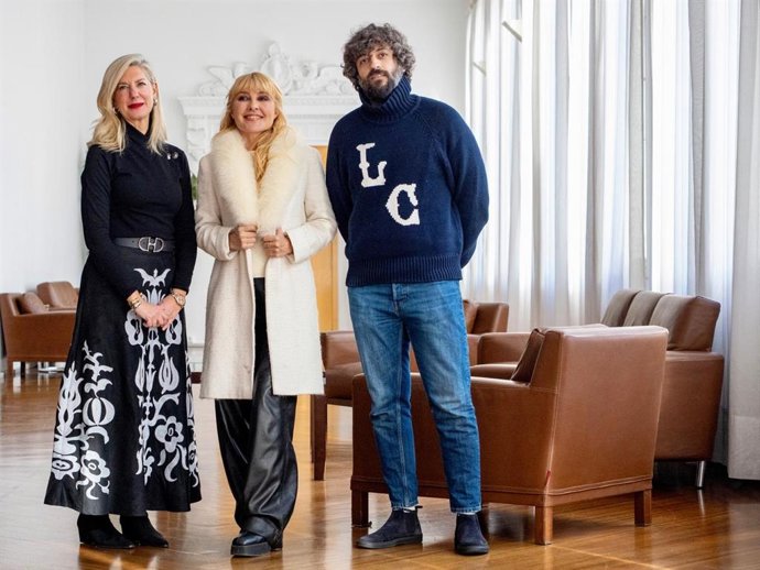 La concejala de Educación y Cultura, Irene Carvajal; la presidenta de la Academia, Cayetana Guillén-Cuervo, y el director del Calderón, José María Esbec.