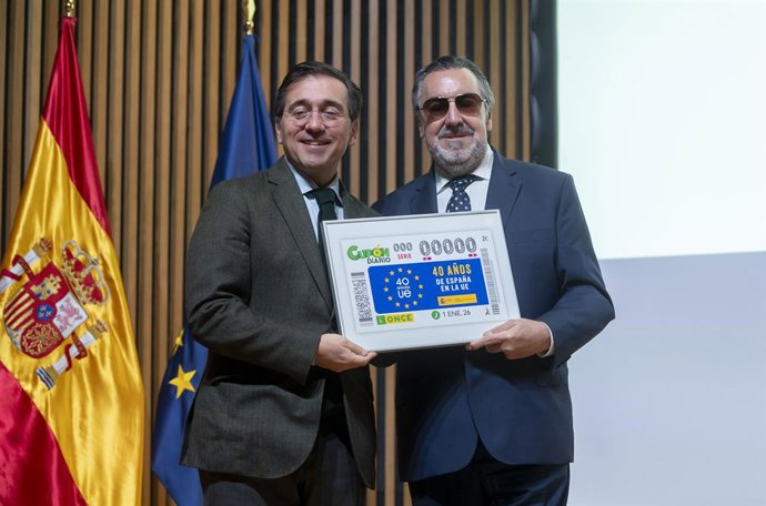 El Ministro de Asuntos Exteriores, Unión Europea y Cooperación, José Manuel Albares (i), preside junto con el presidente de la ONCE, Miguel Carballeda (d), el acto de presentación de un cupón extraordinario de la ONCE, a 2 de diciembre de 2025, en Madrid 