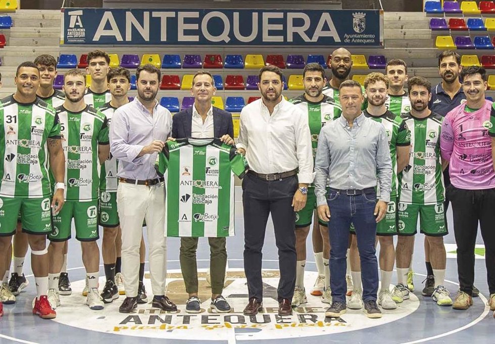 El responsable de Deportes, Tiempo Libre, Medio Ambiente y Voluntariado la Fundación Unicaja, Manuel Dorado, ha realizado una visita a las instalaciones del club acompañado por el presidente, Daniel Podadera, y su junta directiva.