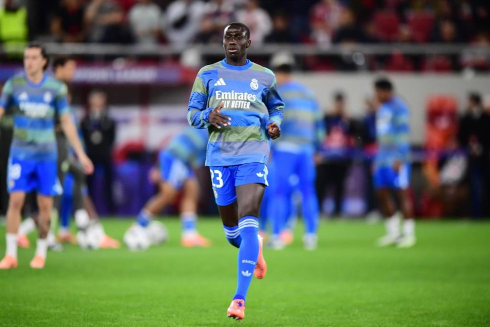 El lateral francés Ferland Mendy, en un calentamiento del Real Madrid, antes de enfrentarse al Olympiacos en Champions League 2025/26.