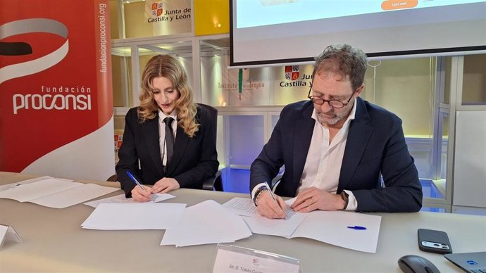 Mar Sancho y Tomás Castro durante la firma del acuerdo.