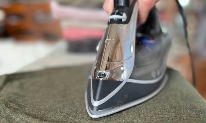 Poupe-se da lavagem a seco: o método para passar seu casaco em casa sem brilho ou marcas