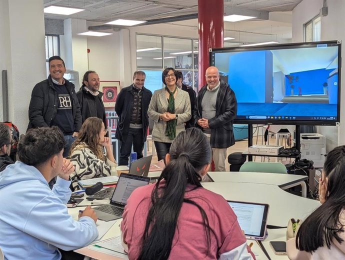 La delegada territorial de Desarrollo Educativo y Formación Profesional y de Universidad, Investigación e Innovación de la Junta en Granada, María José Martín, ha visitado Pinos Puente