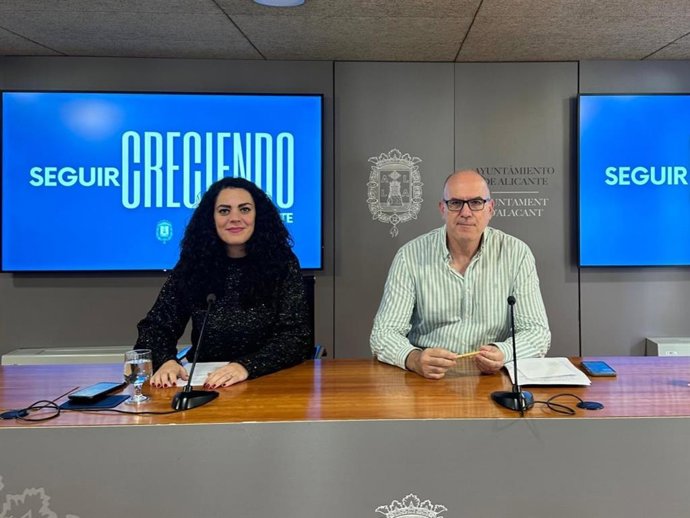 La portavoz del equipo de gobierno del Ayuntamiento de Alicante, Cristina Cutanda (i), y el vicealcalde de la ciudad, Manuel Villar (d)