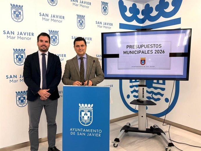 El alcalde de San Javier, José Miguel Luengo, y el concejal de Hacienda, Héctor Verdú, presentan los Presupuestos de 2026
