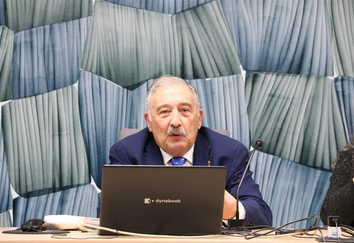 El catedrático emérito de Geografía Física de la ULE Redondo Vega durante la conferencia 'Minería y Paisaje' en la Facultad de Filosofía y Letras.