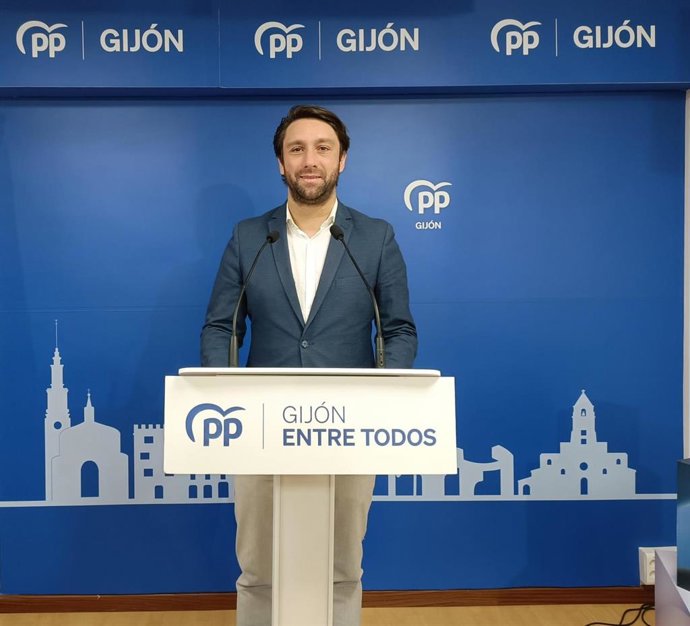 Archivo - El presidente del PP de Gijón y diputado regional en la Junta General del Principado de Asturias, Andrés Ruiz, en rueda de prensa en la sede gijonesa de los 'populares'. (Archivo)