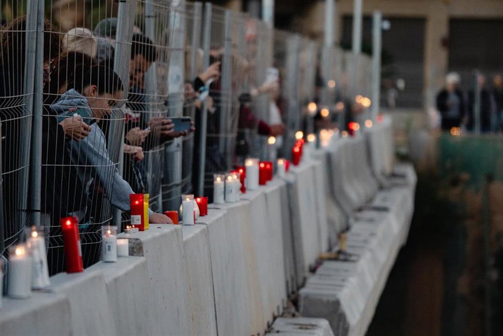 Archivo - Varias personas ponen velas y hacen una cadena humana para homenajear a las víctimas de la dana, en la Rambla del Poyo, a 26 de octubre de 2025, en Paiporta, Valencia