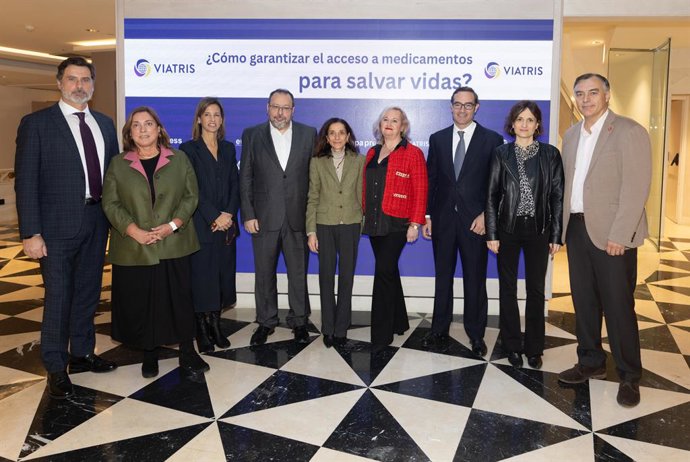 Foto de familia durante un encuentro informativo Viatris, a 2 de diciembre de 2025, en Madrid (España). El evento que lleva por nombre '¿Cómo garantizar el acceso a medicamentos para salvar vidas?' se celebra en el Hotel Hyatt Regency Hesperia Madrid.
