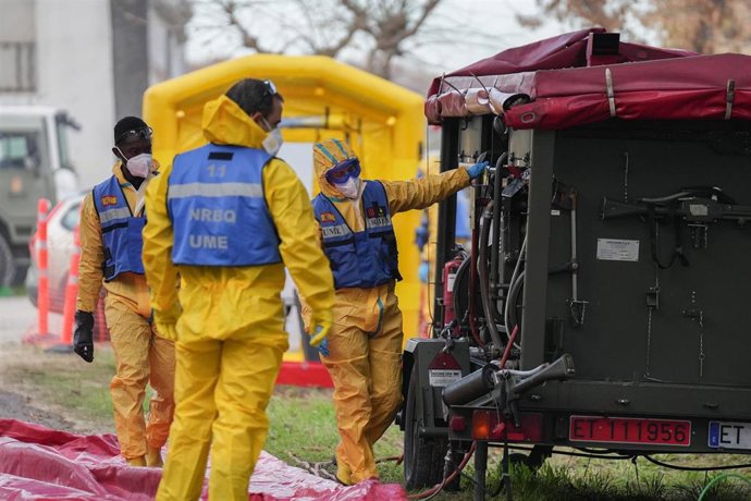 Varias personas de la UME desinfectan vehiculos, durante la presentación de los medios de la UME para el control de la peste porcina.