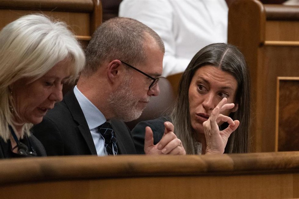 La portavoz de Junts en el Congreso, Miriam Nogueras, junto a sus compañeros de escaño.