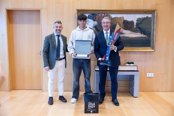 El presidente de la Diputación de Málaga, Francisco Salado, ha recibido al piloto malagueño de karting Aarón García, campeón del mundo IAME 2025 y de Europa en la categoría X30 Senior