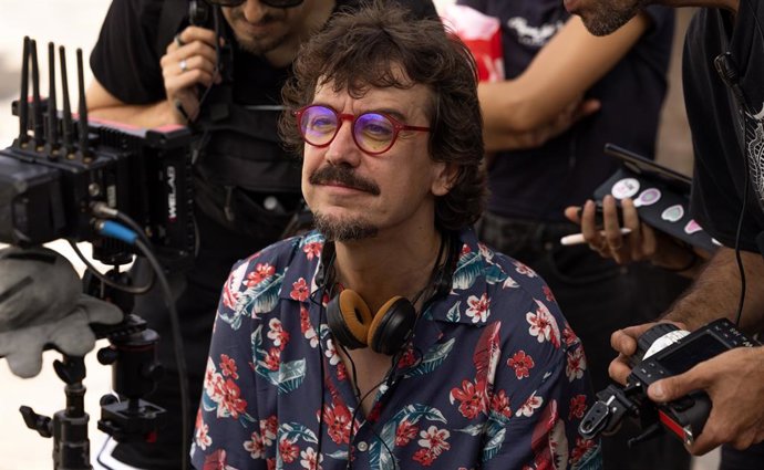 Archivo - El cineasta Javier Veiga durante el rodaje de su nueva película.