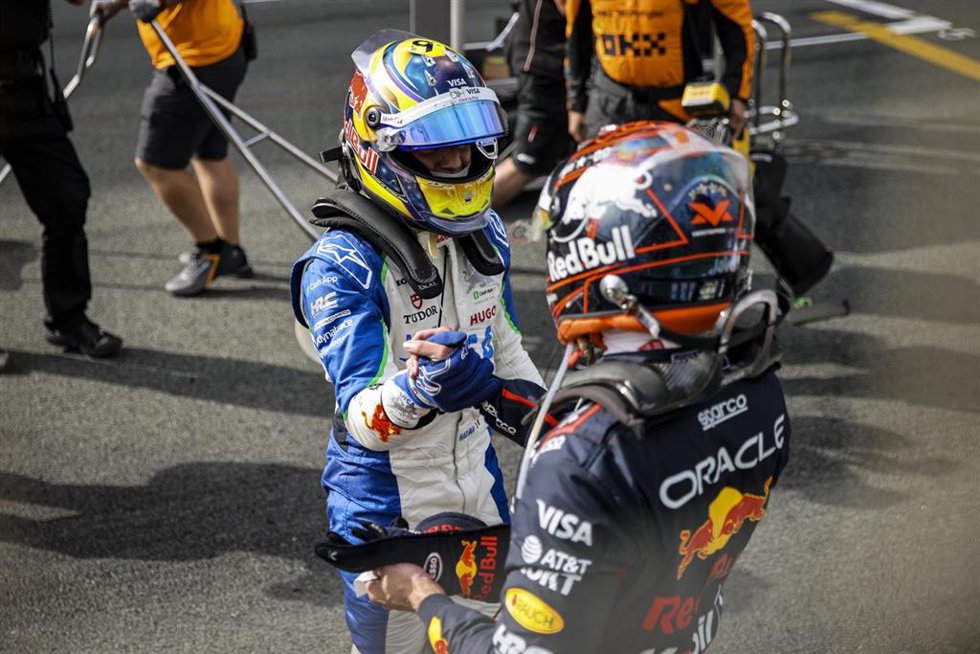Archivo - EL piloto francés Isack Hadjar (izquierda), de Racing Bulls, saluda al neerlandés Max Verstappen (Red Bull) en el GP de Países Bajos 2025.