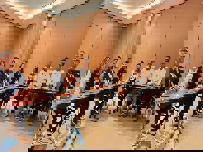 La delegada municipal de Turismo de Sevilla, Angie Moreno, y el director de Programación, Gestión de Ingresos y Alianzas de Binter, Jonay Lobo, en el centro, en la presentación de la ruta área con Canarias, en un céntrico hotel de Tenerife.